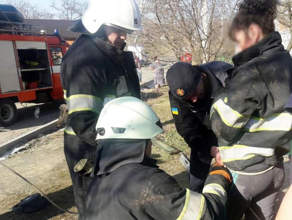 В Хмельницкой области мать и ребенок выжили после падения в 17-метровый колодец. Скриншот :фейсбук МВД