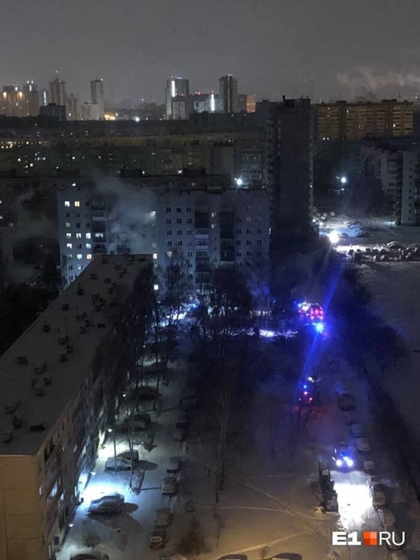 В Екатеринбурге горел дом. Фото: Mash