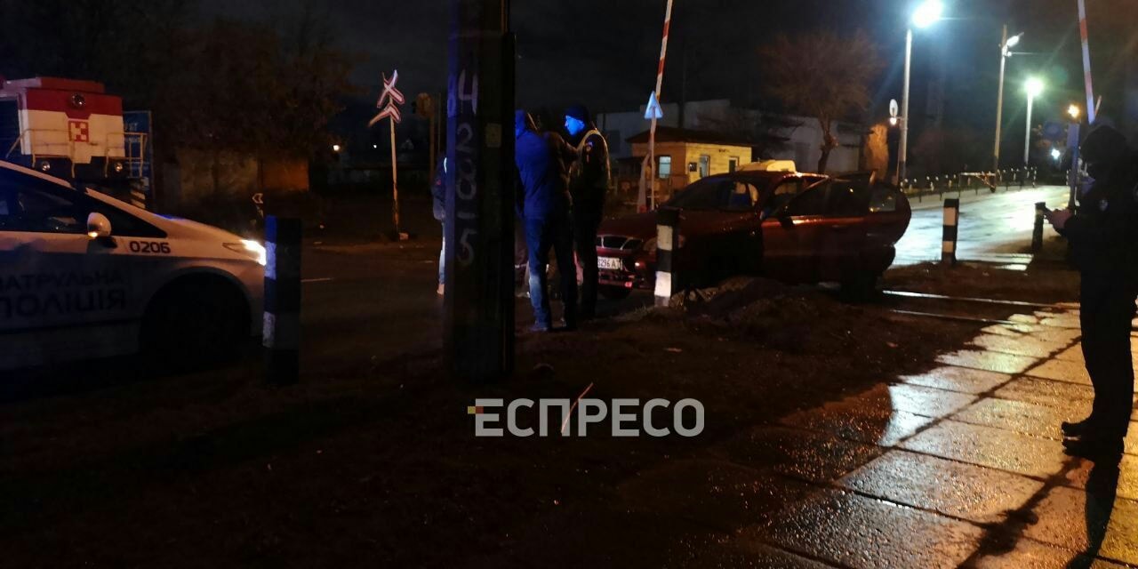 В Киеве тепловоз протаранил авто. Фото: Вартові еспрессо