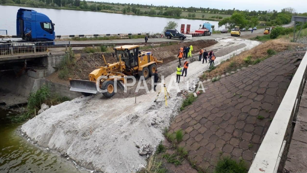 Работы возле рухнувшего Алексеевского моста под Никополем
