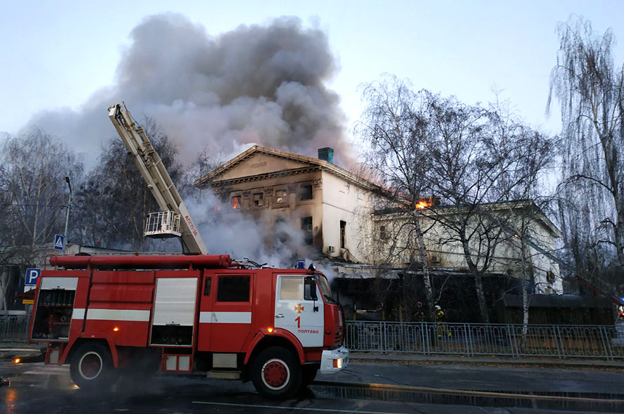 Пожар возник в Доме дворянского собрания в Полтаве. Фото: ГСЧС