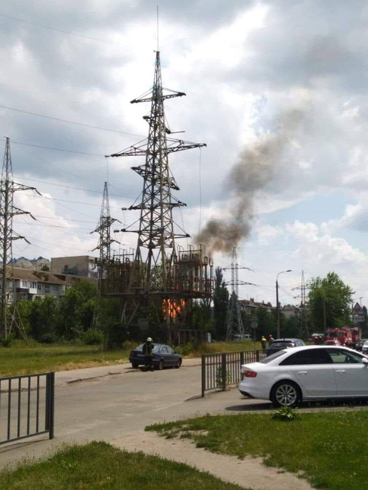На высоковольтной вышке возле "Комфорт-Тауна" произошел пожар. Фото: Facebook/ Типичный Киев