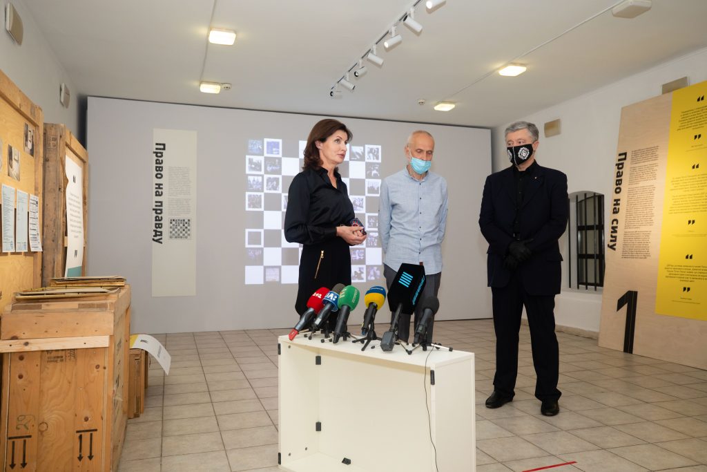 Порошенко провел пресс-тур по выставке арестованных картин. Фото: Евросолидарность