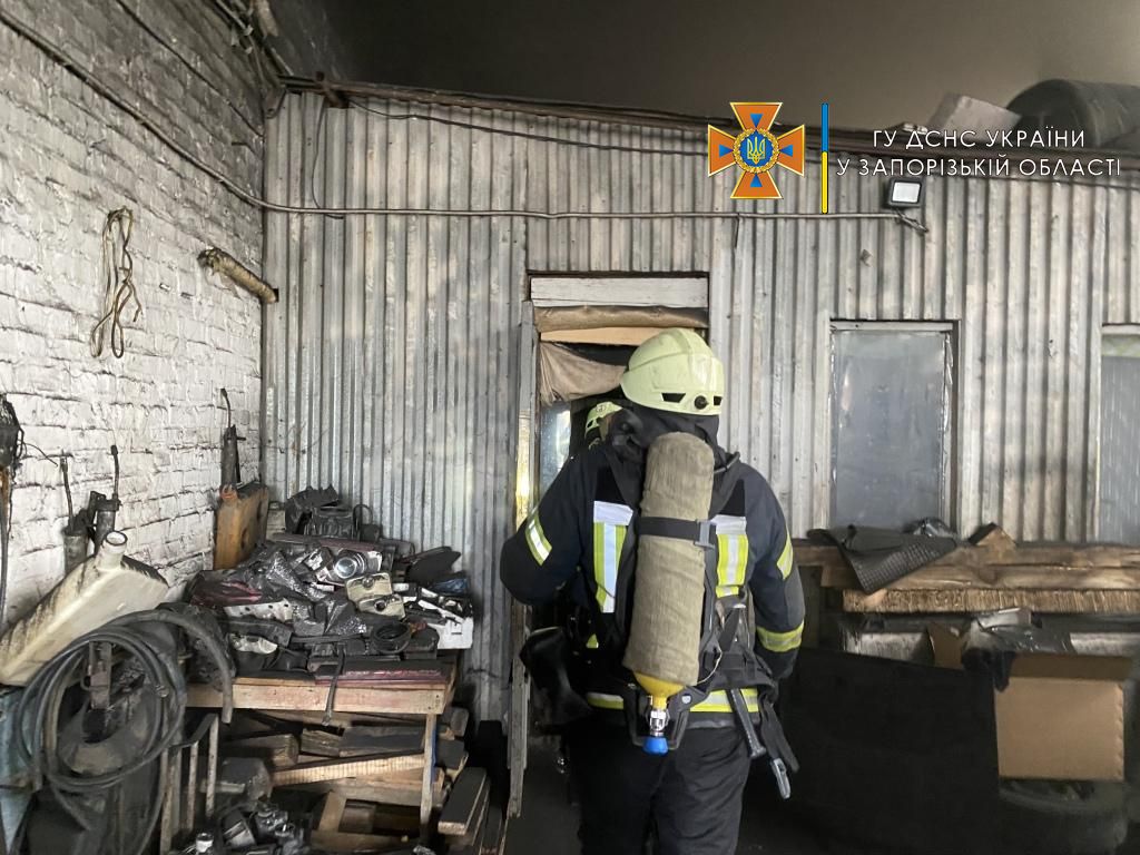 В Запорожье горело частное предприятие. Фото: спасатели