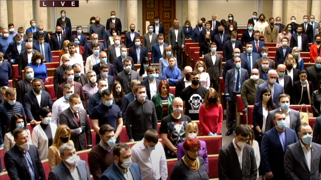 Не все депутаты пришли в Раду в масках. Скриншот: YouTube/ RadaTVchannel