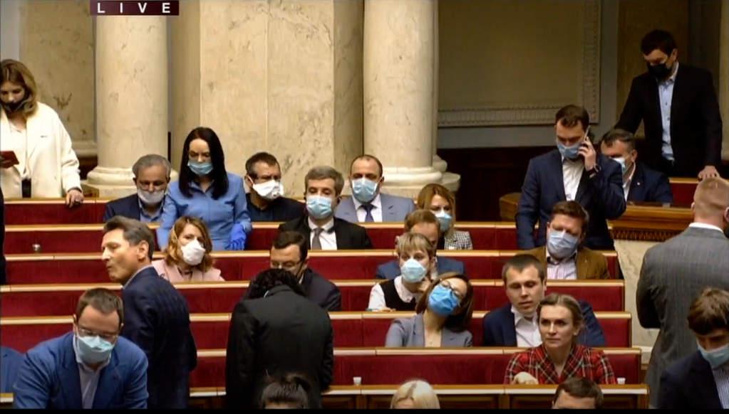 Не все депутаты пришли в Раду в масках. Скриншот: YouTube/ RadaTVchannel