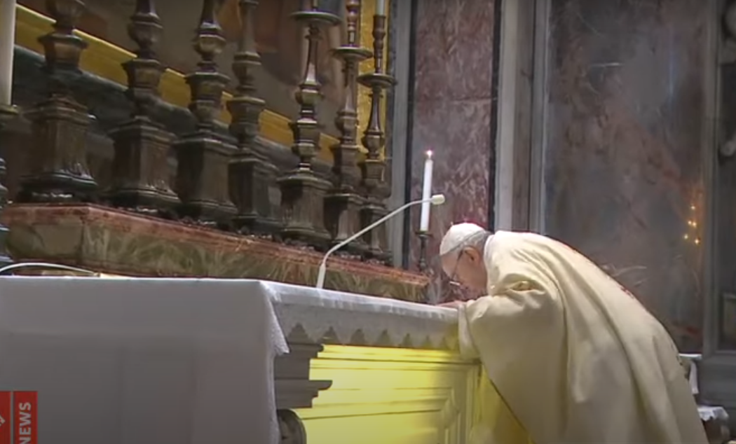 Папа Римский Франциск отслужил мессу в капелле Собора святого Петра
