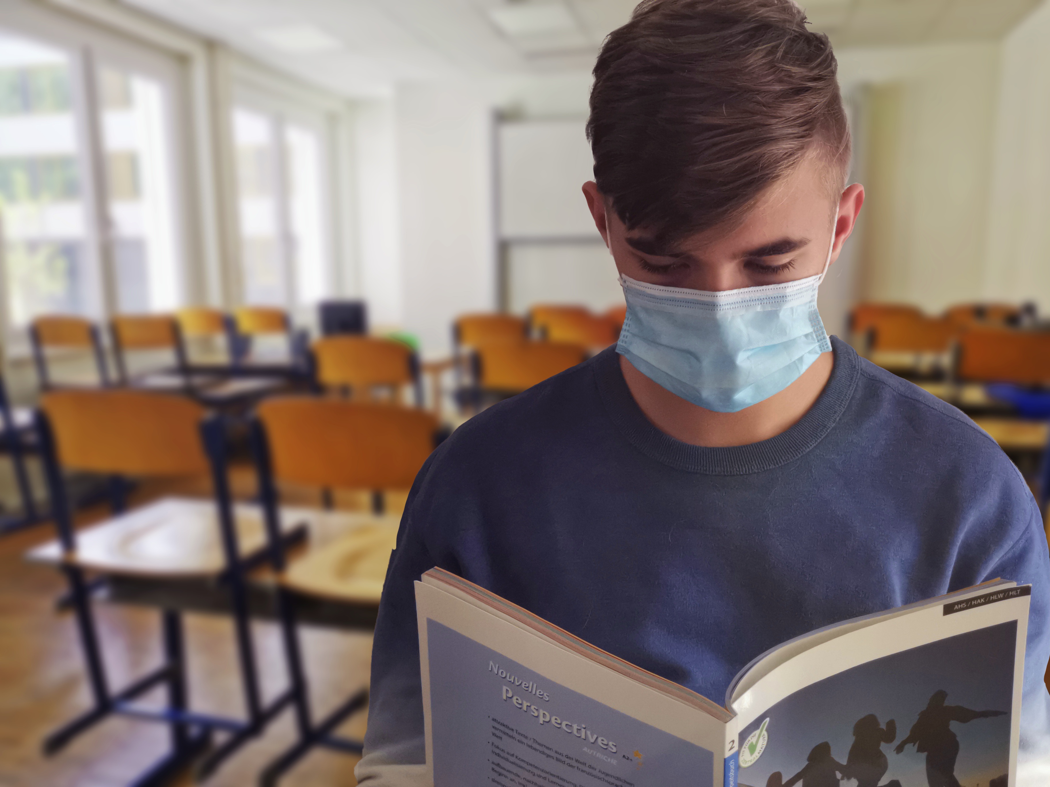 Из-за коронавируса старшеклассников в Украине могут перевести на дистанционку