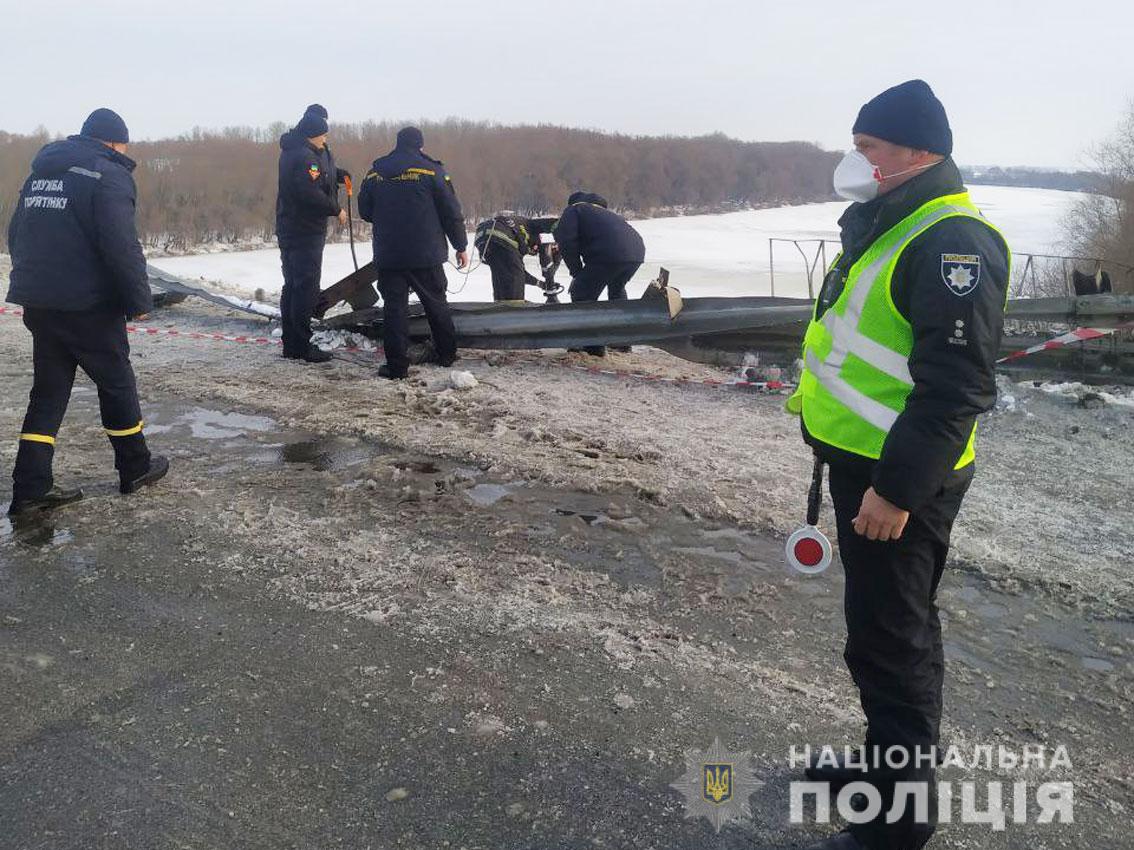 В Черниговской области фура упала с моста. Фото: Нацполиция