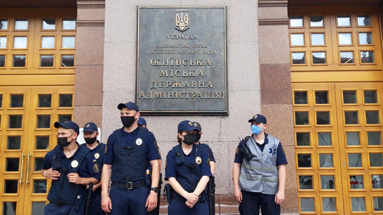 Полиция охраняет КГГА во время акции протеста врачей. Фото: "Страна"