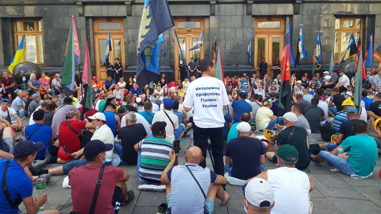 Шахтеры митингуют под Офисом президента. Фото: "Страна"