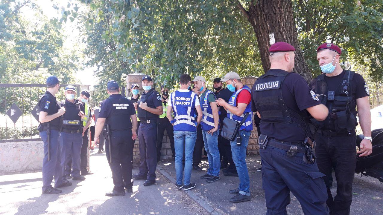 Во время суда по Стерненко у здания собрались его сторонники. Фото: "Страна"