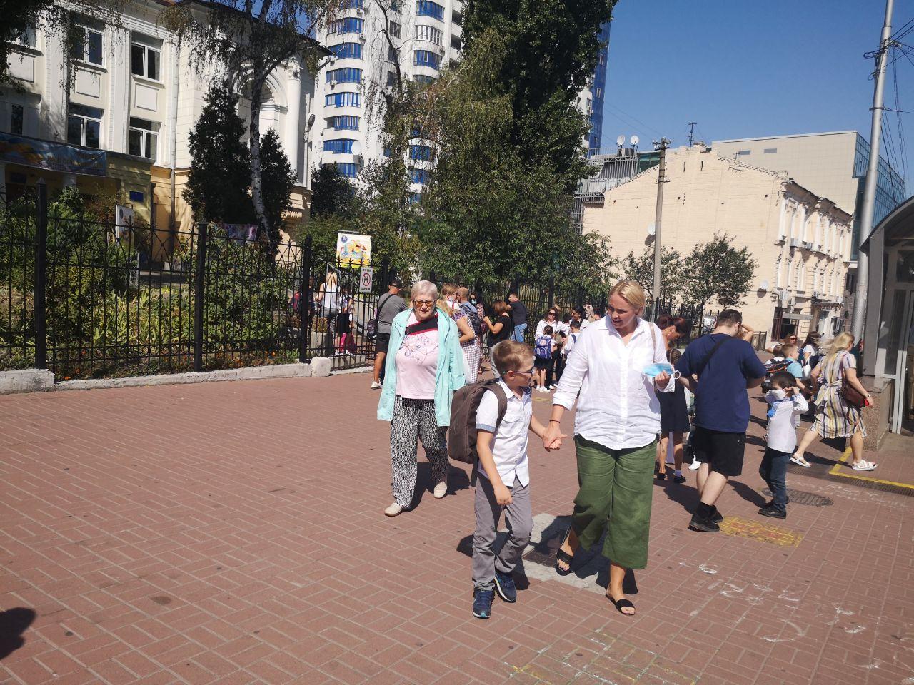 У киевских школ 1 сентября толпы. Фото: "Страна"