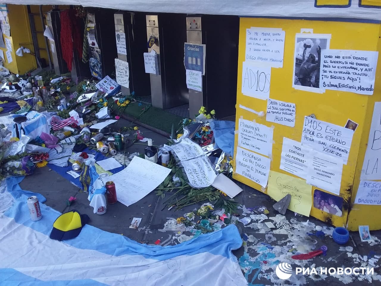 В Буэнос-Айресе создали стену памяти Марадоны. Фото из Телеграм-канала РИА Новости