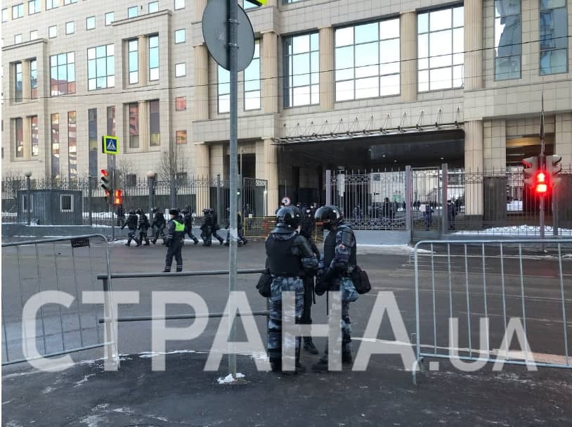 Перед судом по Навальному усилили меры безопасности. Фото: Страна
