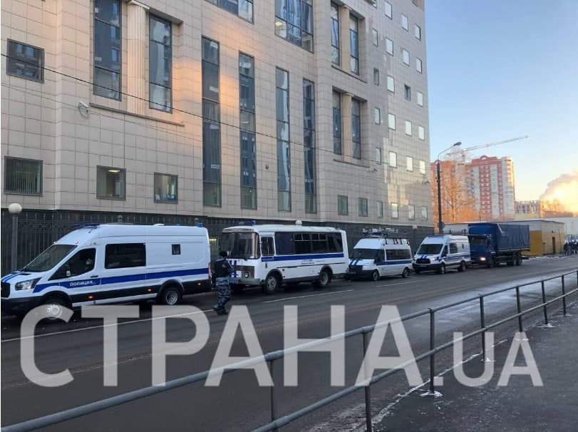 Перед судом по Навальному усилили меры безопасности. Фото: Страна