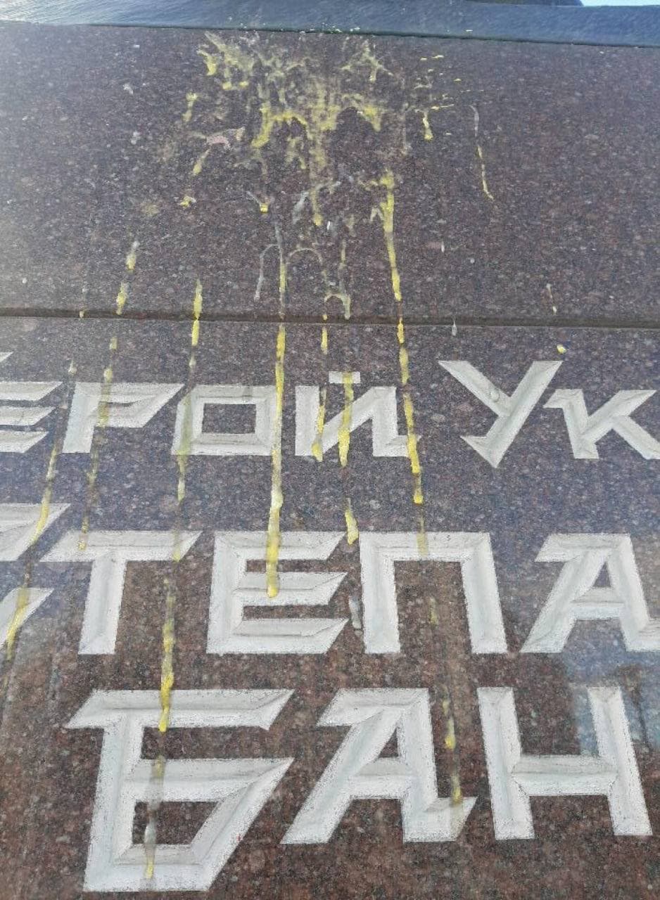 В Тернополе забросали яйцами памятник Бандере, который на прошлой неделе облили краской. Фото