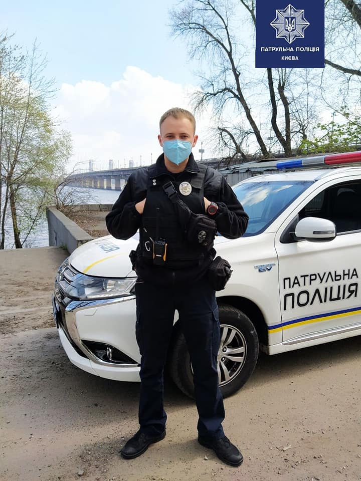 Патрульные в Киеве спасли девушку от суицида.Фото: Facebook/ Киевская патрульная полиция