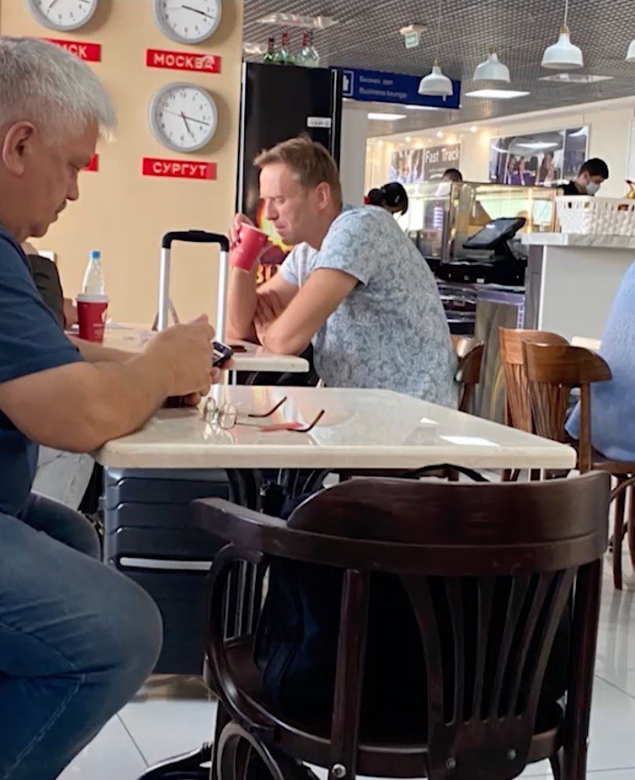 Алексей Навальный в аэропорту