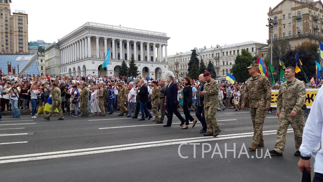 Порошенко и Турчинов на марше защитников