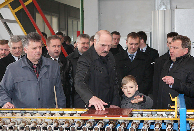 Коля Лукашенко на заводе 2011 год
