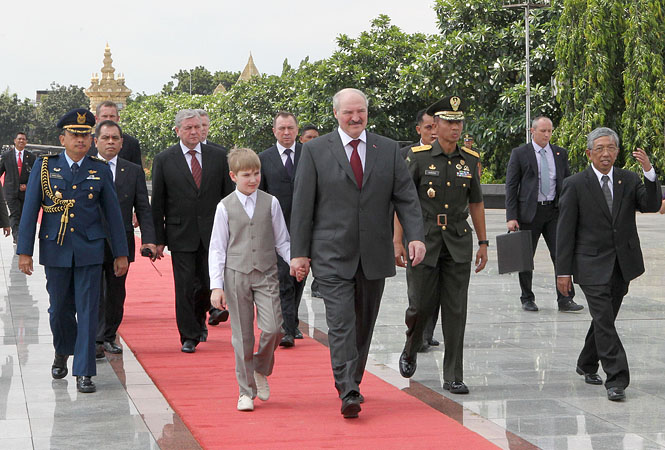 Коля Лукашенко в Индонезии 2013 год