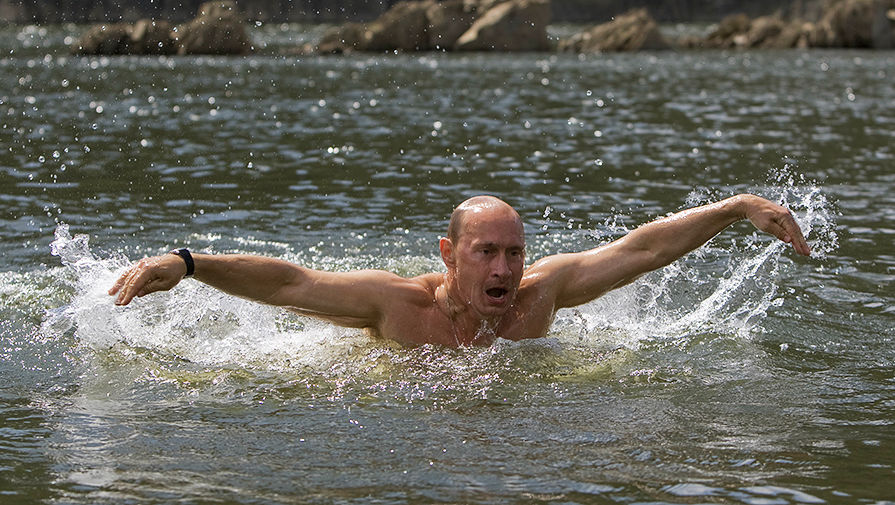 Путин плавает