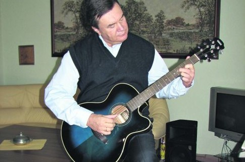 Янукович с гитарой
