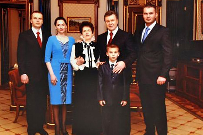 Виктор Янукович с семьей