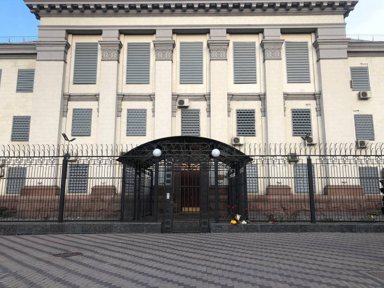 Цветы под зданием посольства РФ в Киеве. Фото: "Страна"