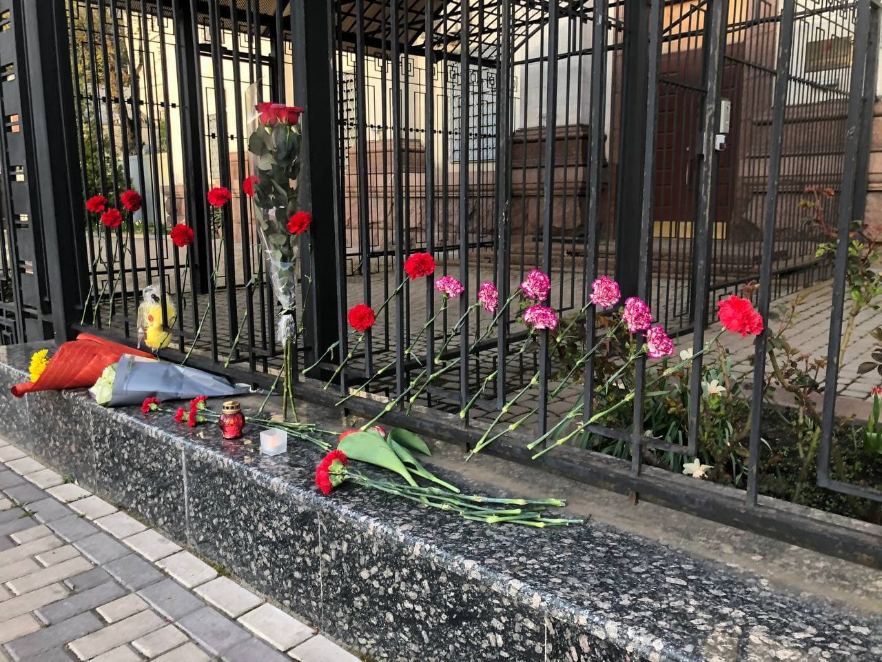 Цветы под зданием посольства РФ в Киеве. Фото: "Страна"