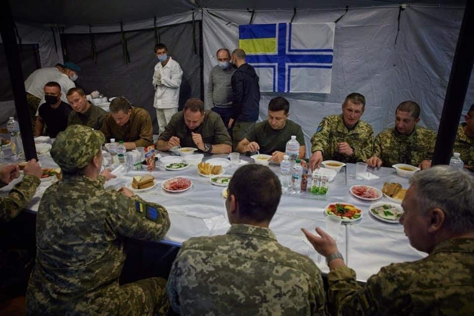 зеленский обедает с военными