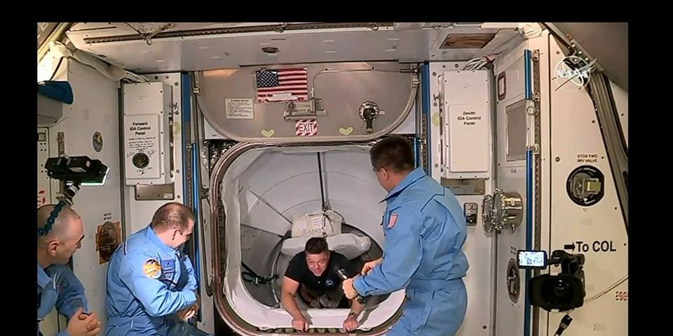 Астронавты Crew Dragon переходят на МКС. Фото 1