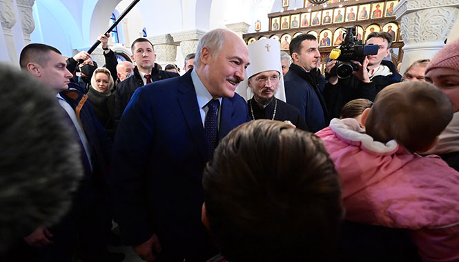 Лукашенко общается с прихожанами