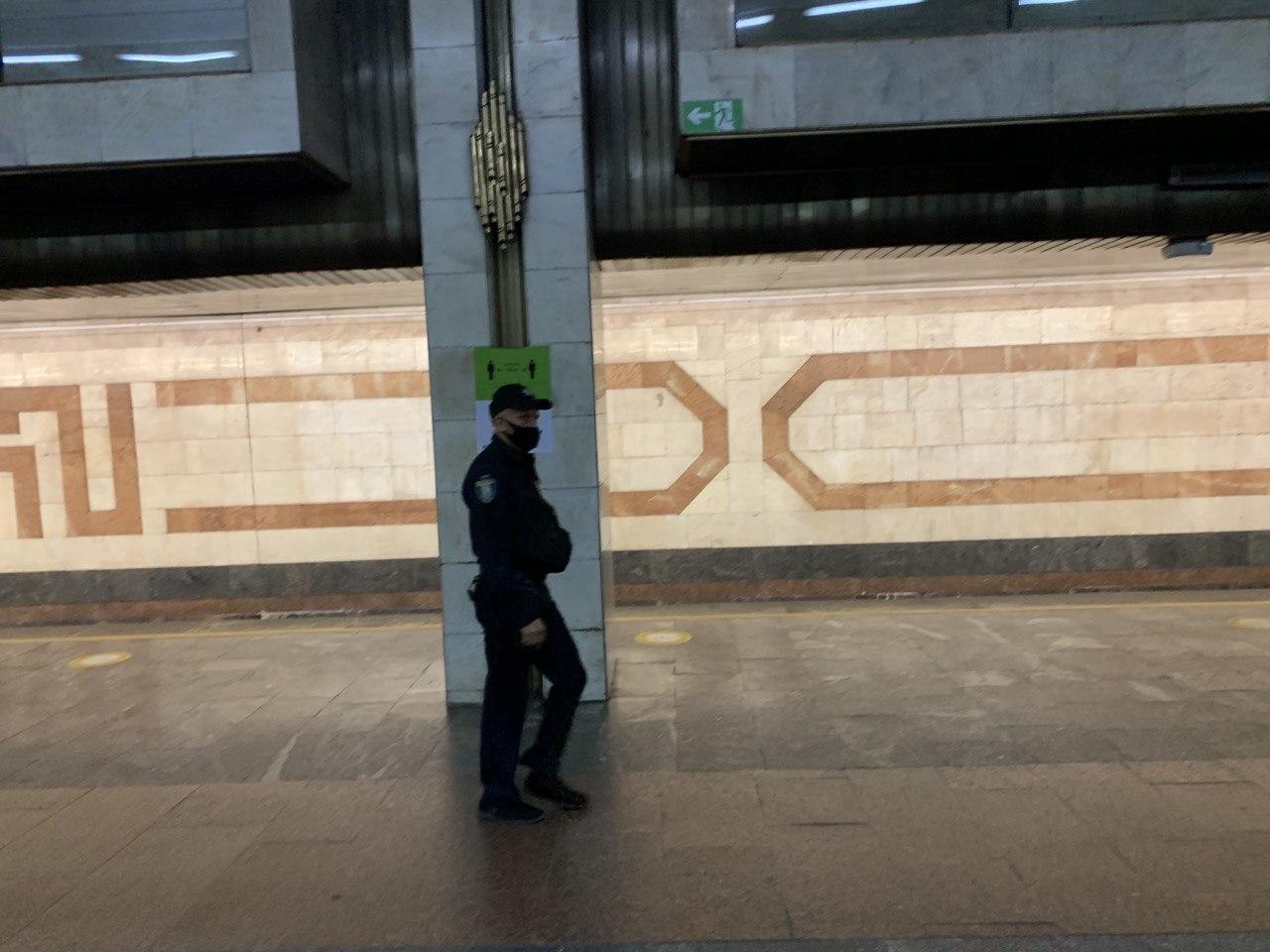 Патрульный на станции метро