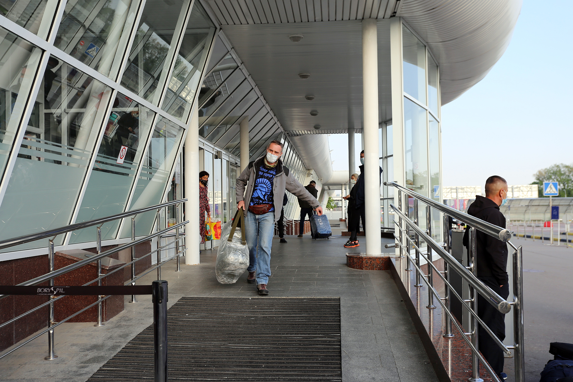 Участник экспедиции выходит из терминала аэропорта