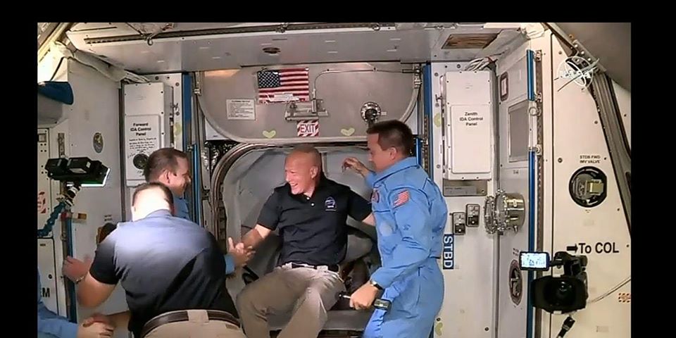 Астронавты Crew Dragon переходят на МКС. Фото 3