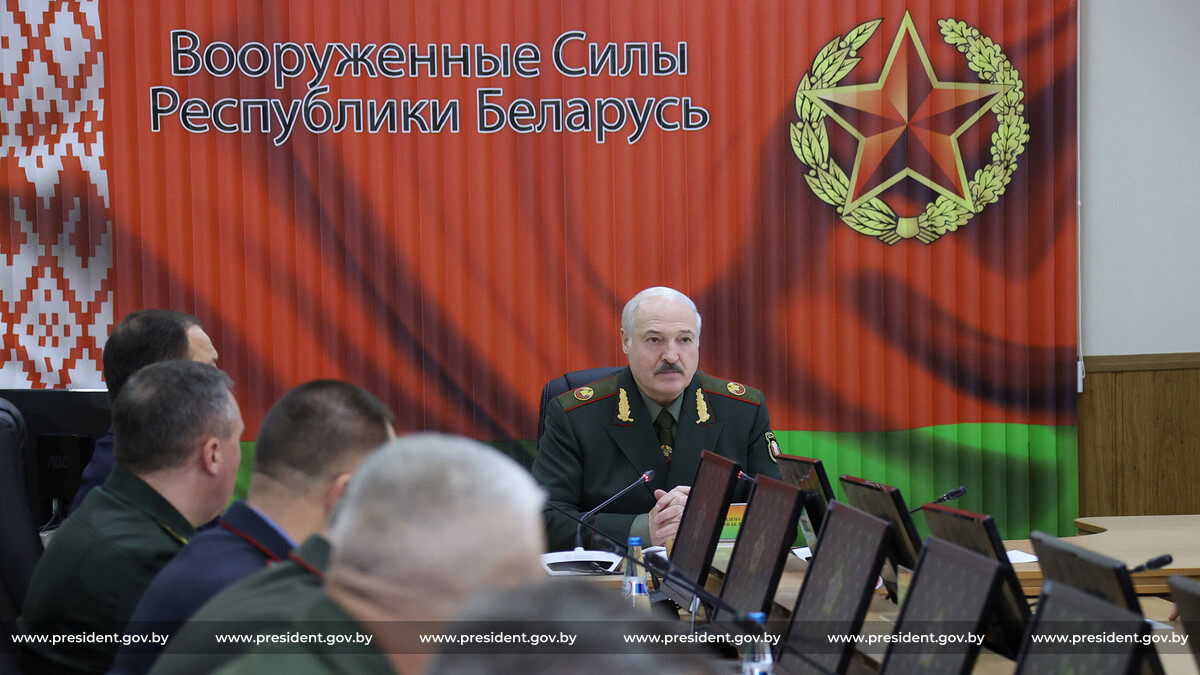 Лукашенко в необычных погонах