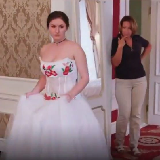 Невеста в якобы украинском платье
