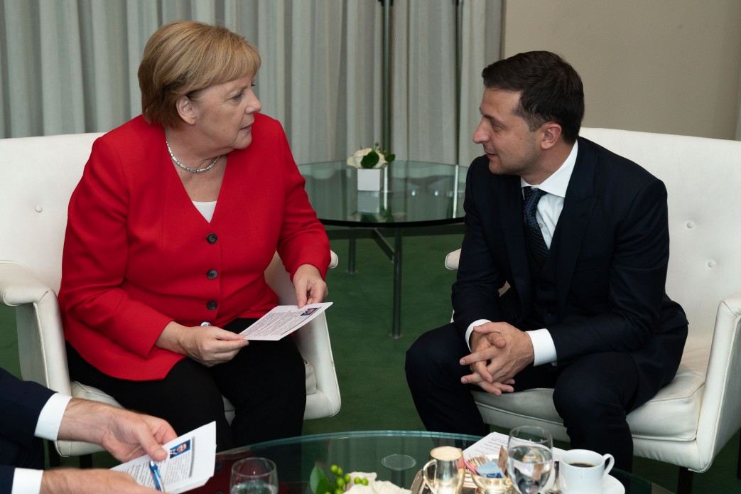 Зеленский поговорил с Меркель о санкциях против окружения Януковича