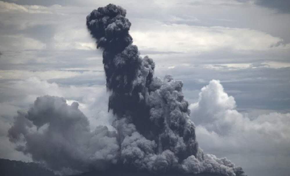 Столб пепла из кратера вулкана