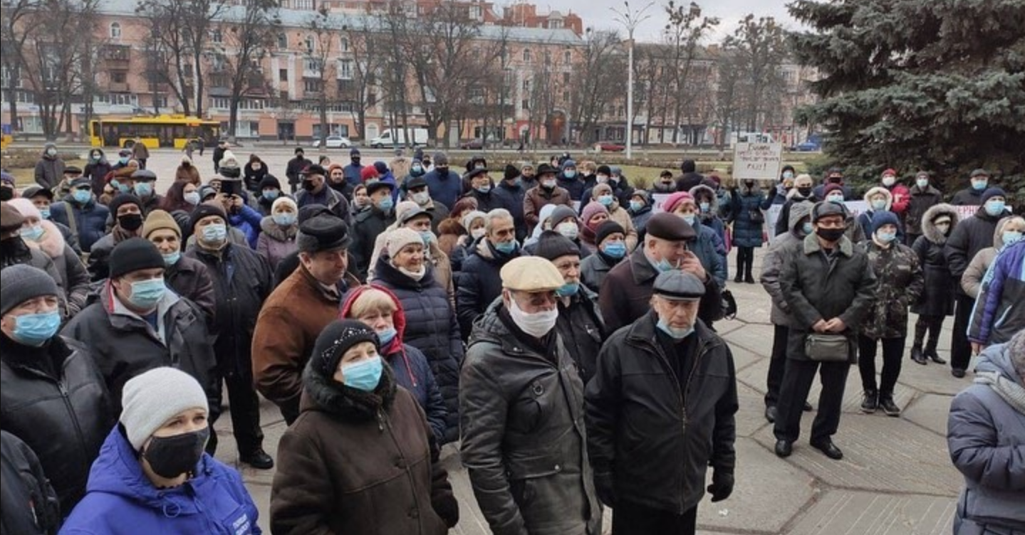 Украинцы выходят на протесты против астрономических тарифов