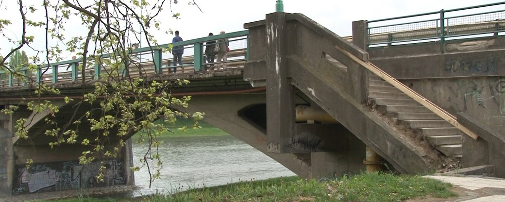 Мост в Ужгороде с упавшими перилами
