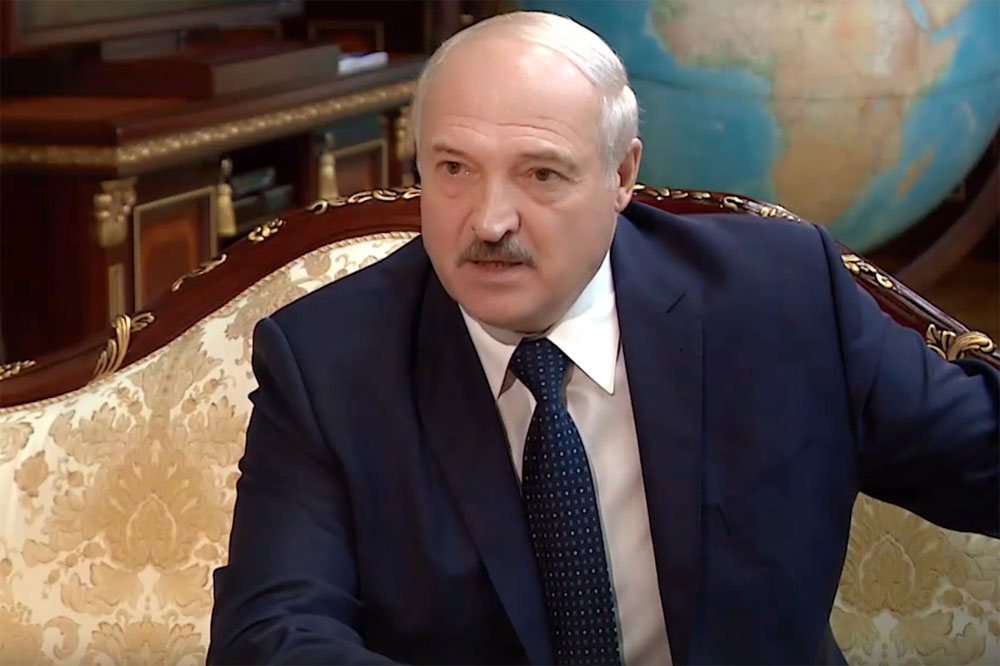 Лукашенко пока выигрывает Беларусь у оппозиции