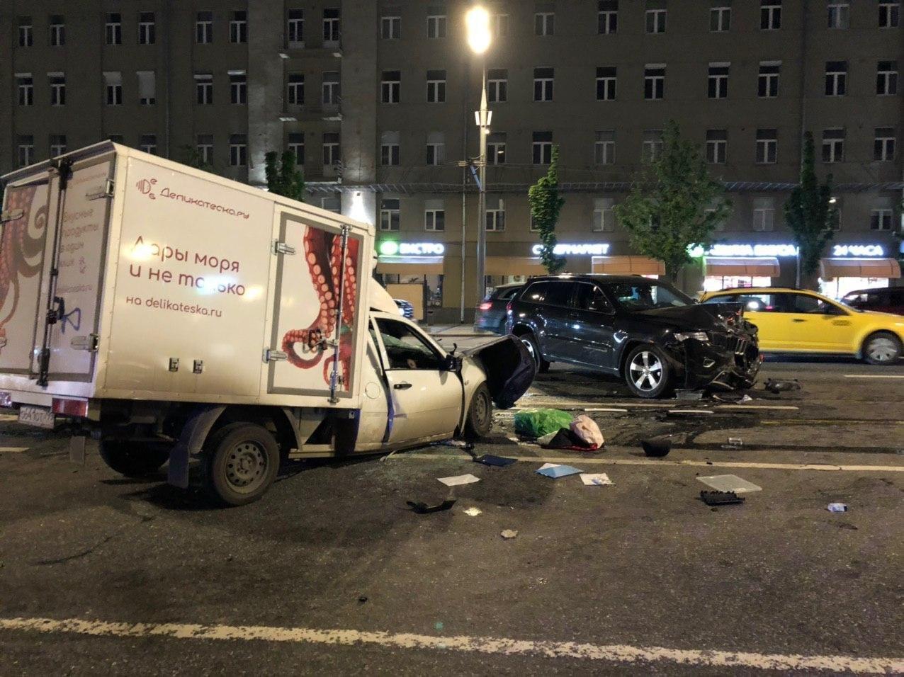 Столкнувшиеся в Москве машины