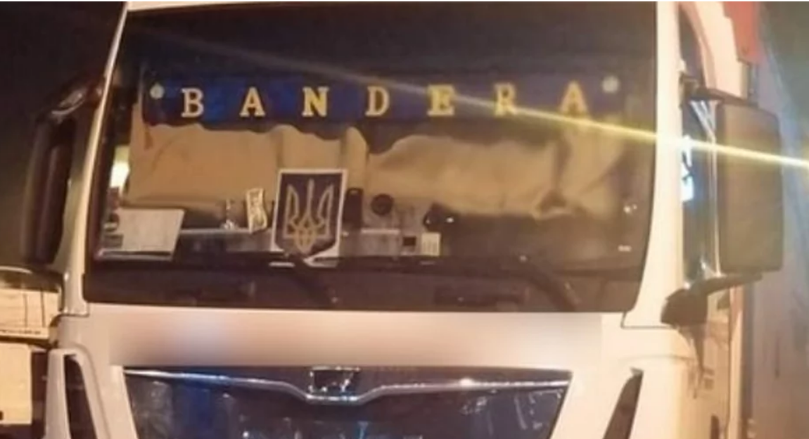Водитель украсил кабину фамилией украинского националиста