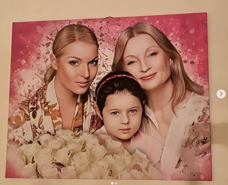 Семейный портрет Волочковой с матерью и дочкой