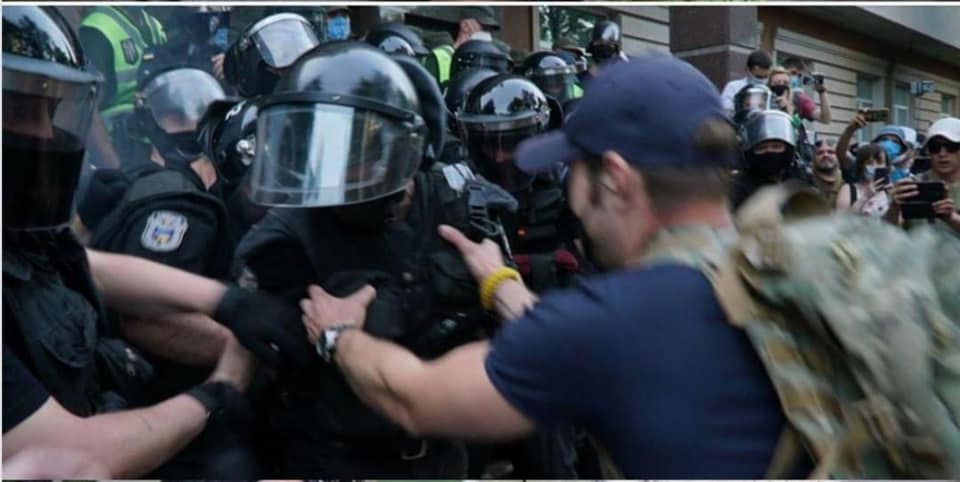 Радикалы из массовки Стерненко нападают на полицию