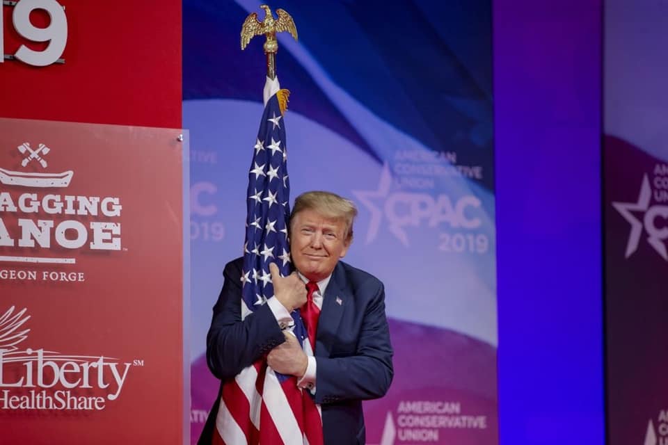 Смешное фото Трампа с флагом