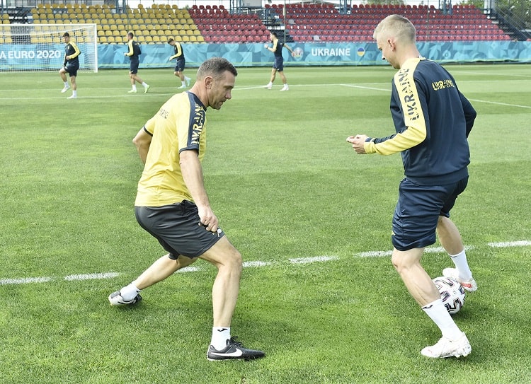 Шевченко пытается отобрать мяч у Зинченко